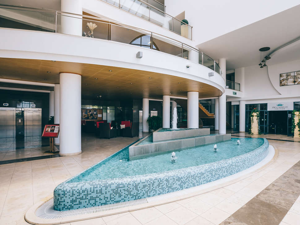 Een foto van het interieur van Grand Muthu Forte Do Vale