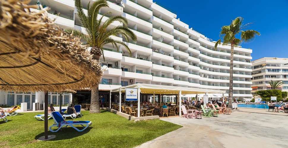 Ein Foto von der Außenansicht des Globales Verdemar Apartments