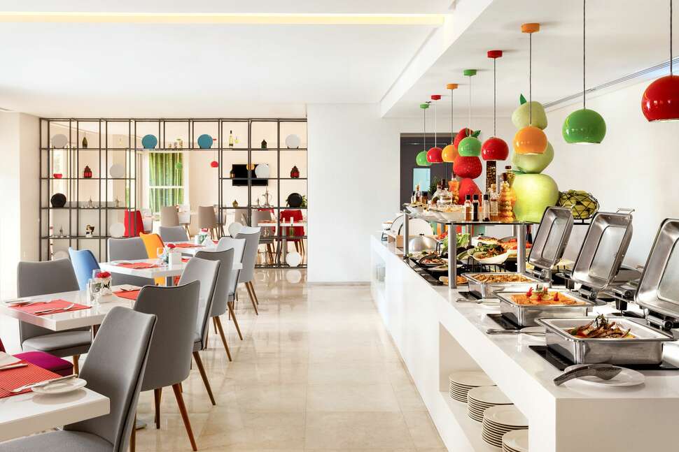 Een foto van de faciliteiten bij Ramada Hotel & Suites by Wyndham JBR