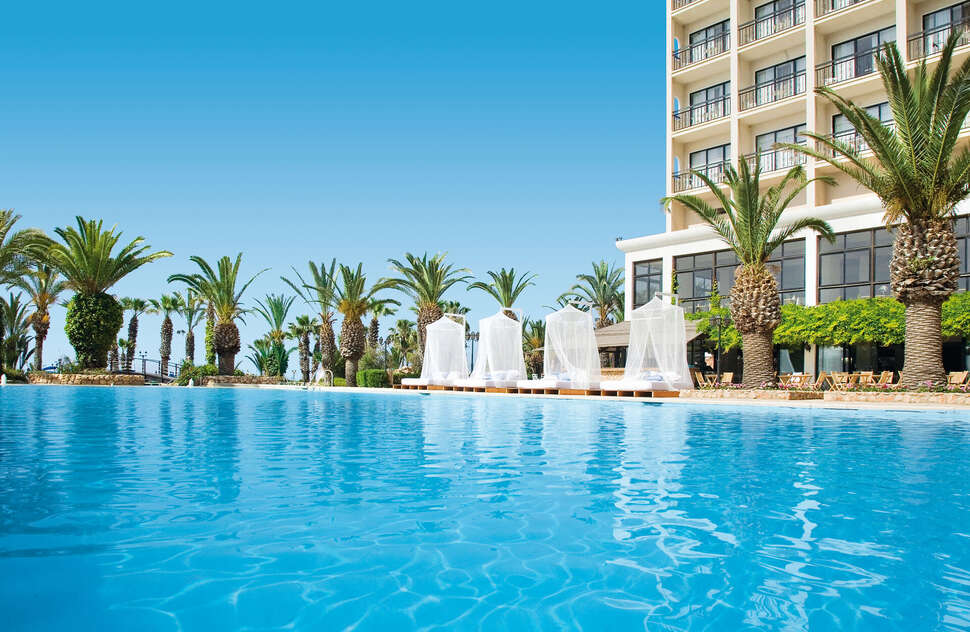 Ein Foto vom Pool im Sandy Beach Hotel & Spa