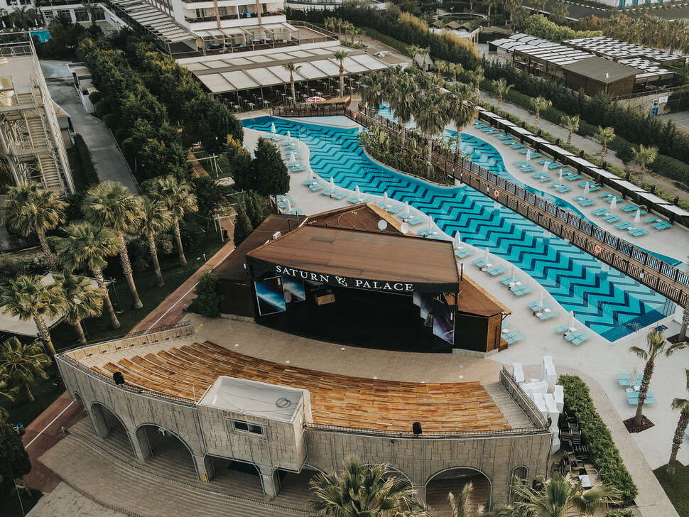Een foto van het zwembad bij Saturn Palace Resort