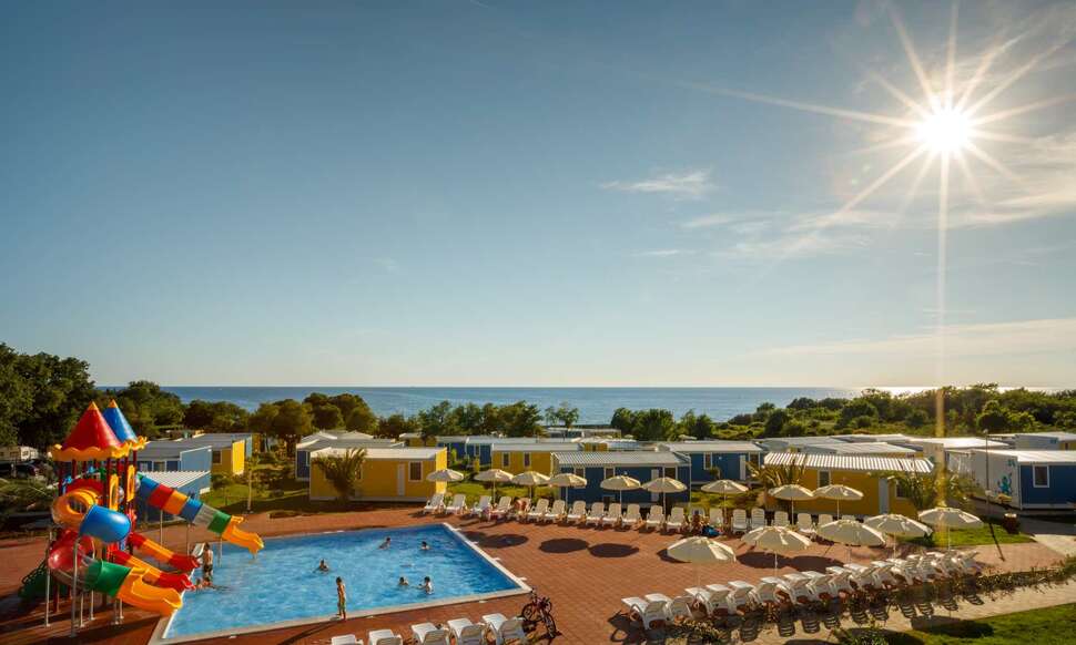 Een foto van het zwembad bij Aminess Planet Camping Holidays Homes & Resort Maravea