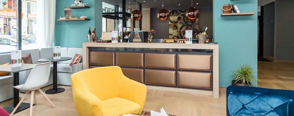 Een foto van het interieur van Roombach Hotel