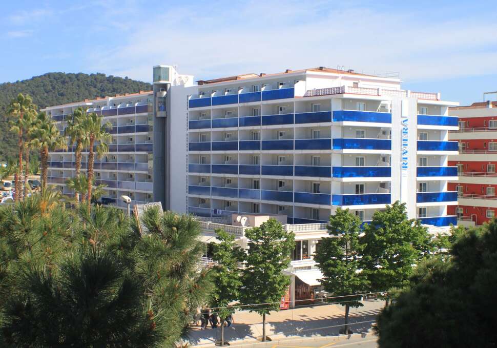 Ein Foto von der Außenansicht des Hotel Riviera