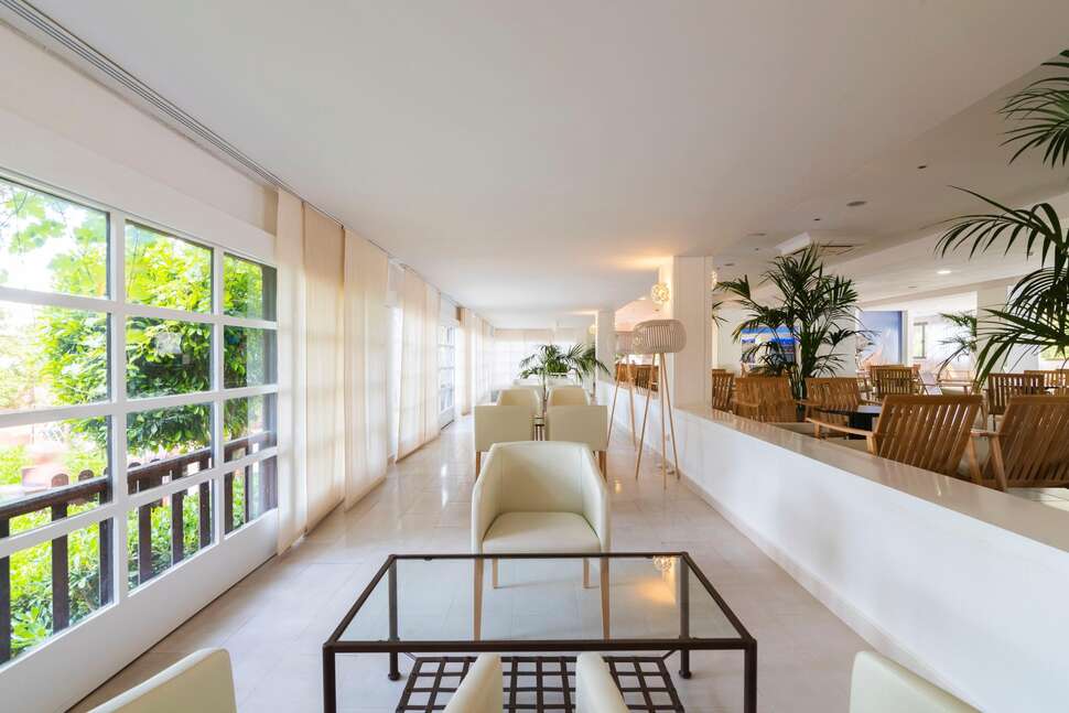 Een foto van het interieur van azuLine Hotel Bergantin