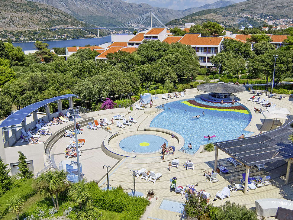 Een foto van het zwembad bij Valamar Tirena Hotel