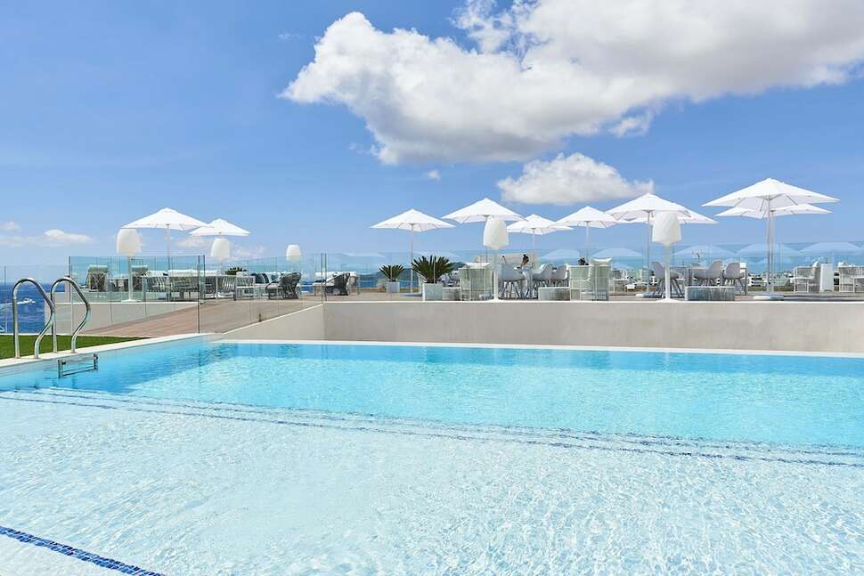 Een foto van het zwembad bij Eurostars Ibiza