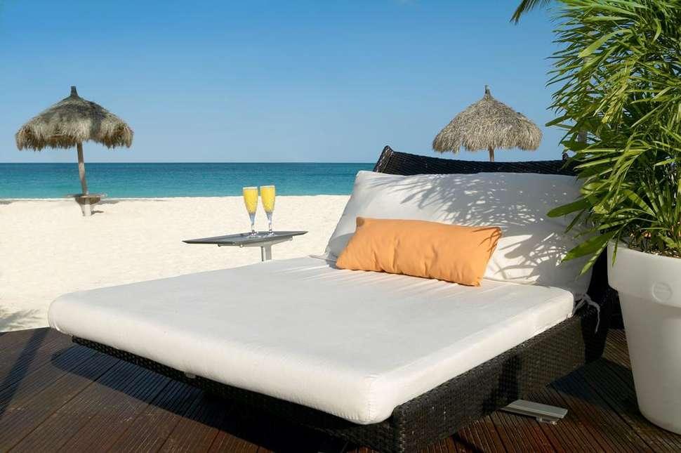 Een foto van het terras bij Bucuti & Tara Beach Resort