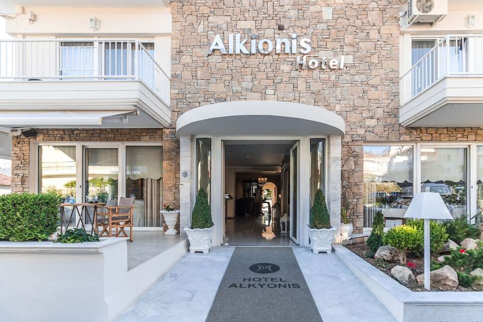 Een foto van de buitenkant van Alkyonis Hotel