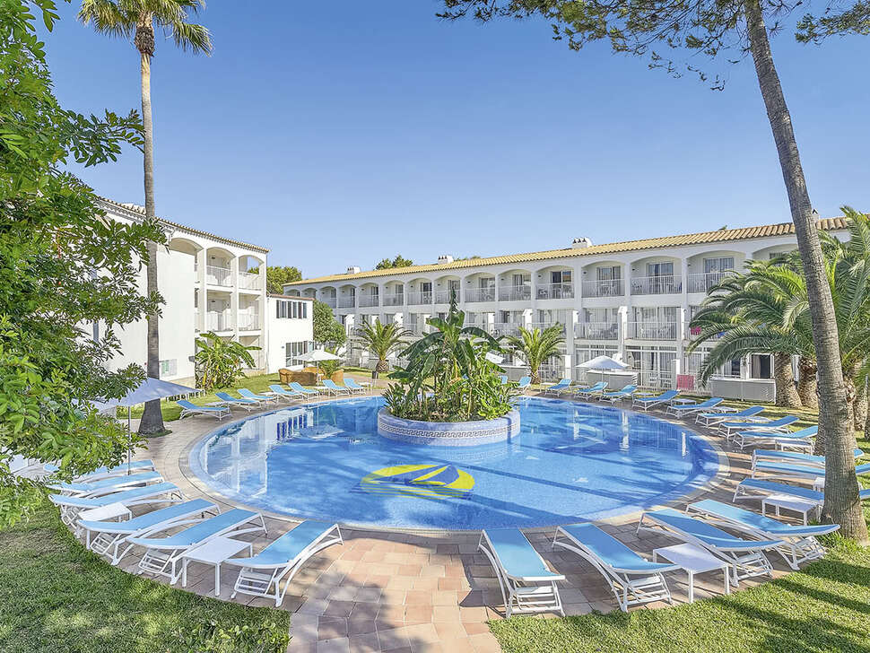 Een foto van het zwembad bij Hotel Vibra Cala Tarida