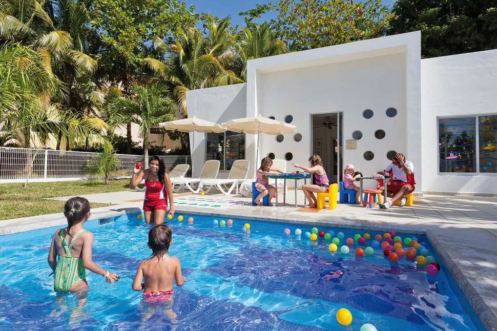 Een foto van het zwembad bij Riu Palace Mexico