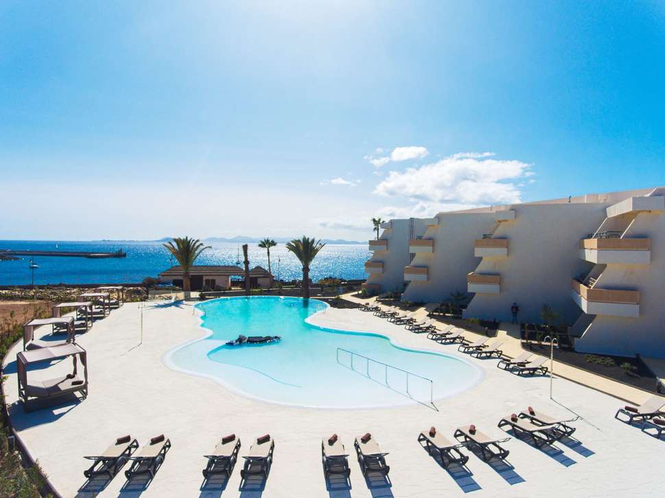 Een foto van het zwembad bij Dreams Lanzarote Playa Dorada Resort & Spa
