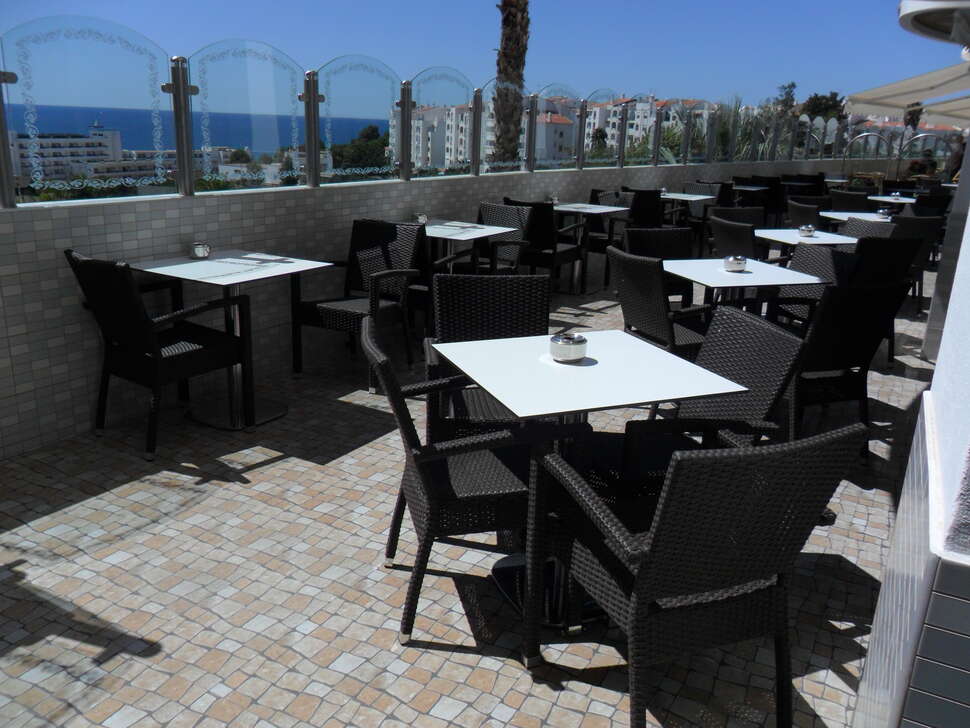 Een foto van het terras bij Hotel Brisa Sol
