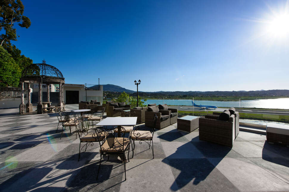 Ein Foto von der Terrasse im The Royal Grand Hotel