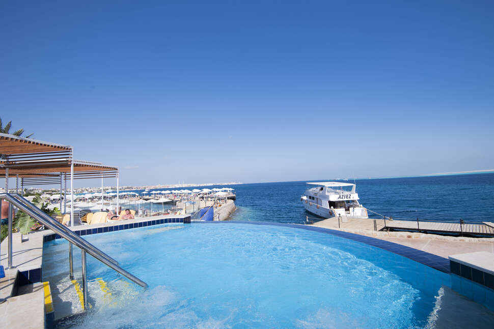 Een foto van het zwembad bij Sunrise Holidays Resort