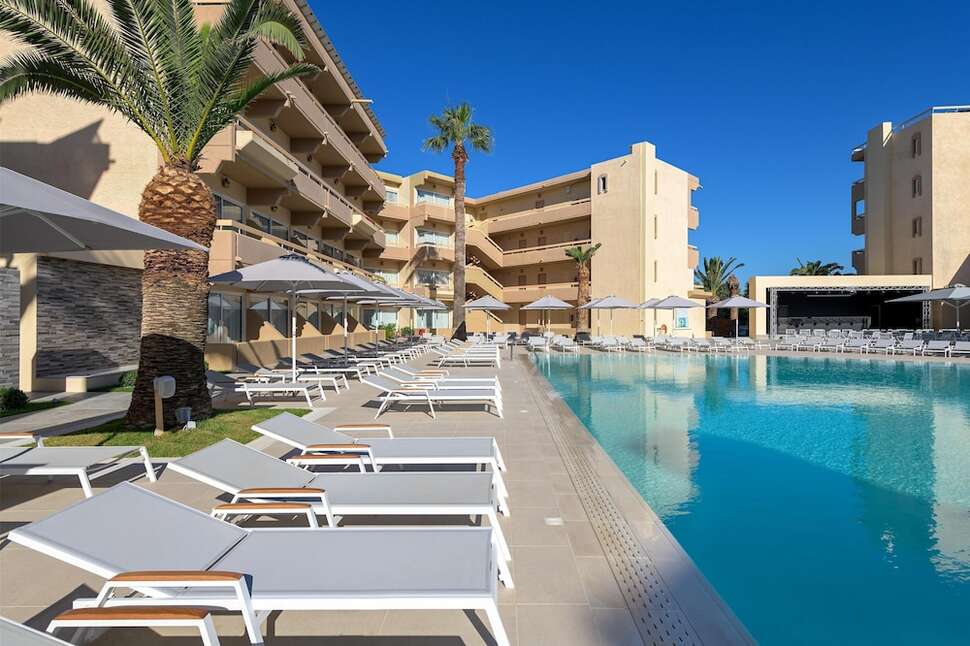 Een foto van het zwembad bij Sun Beach Resort