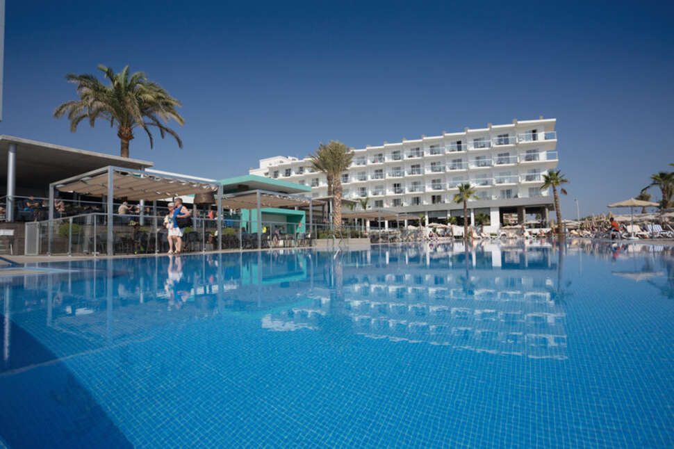 Een foto van het zwembad bij Riu Costa del Sol