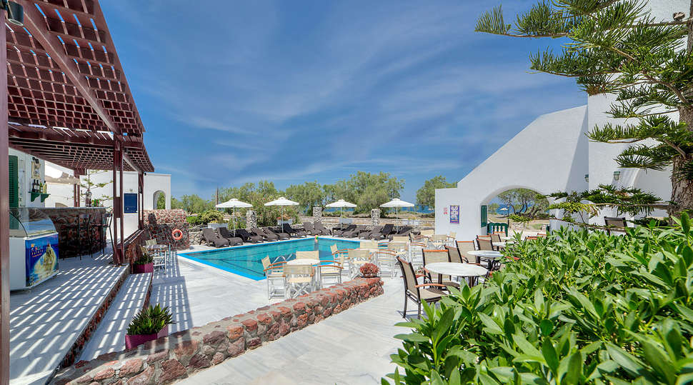 Een foto van het zwembad bij Scorpios Beach Hotel