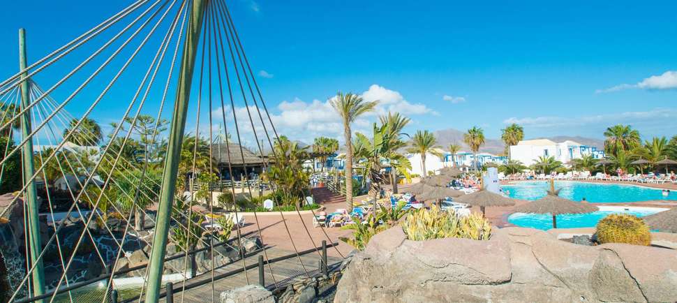 Een foto van het zwembad bij HL Aparthotel Paradise Island