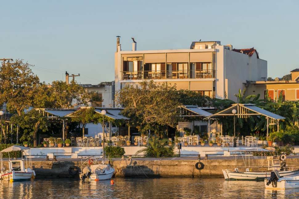 Een foto van de buitenkant van Akrogiali Hotel