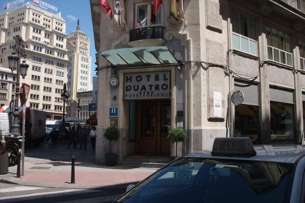 Een foto van de buitenkant van Hotel Quatro Puerta Del Sol