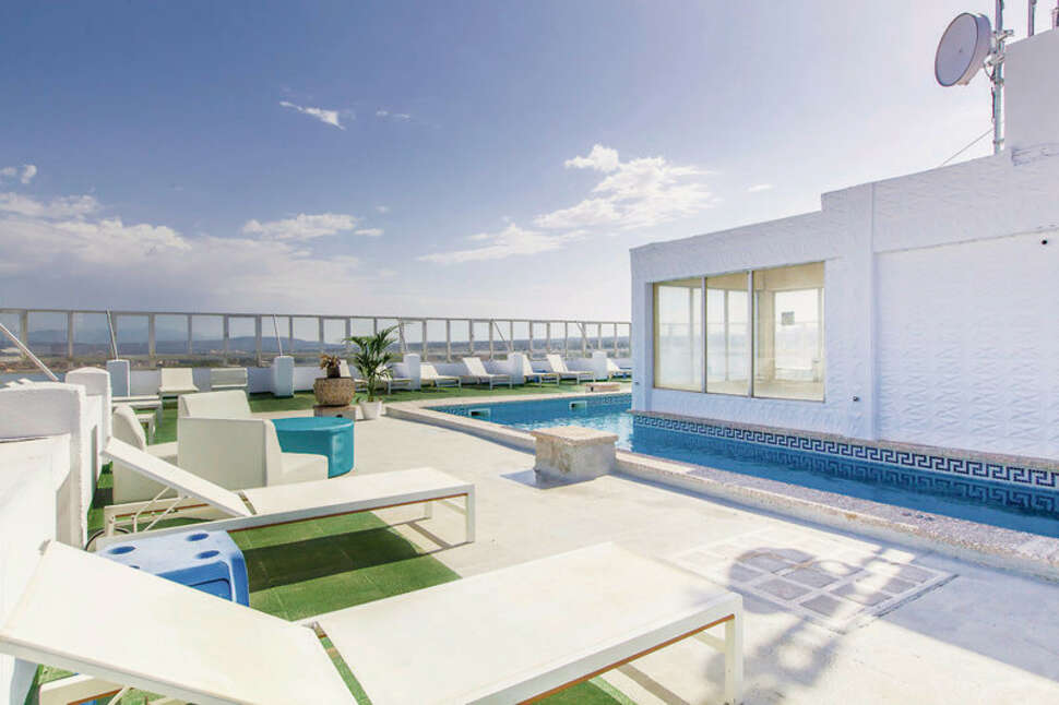 Een foto van het terras bij Blue Sea Arenal Tower