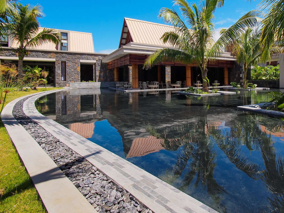 Een foto van het zwembad bij Crystals Beach Resort Belle Mare