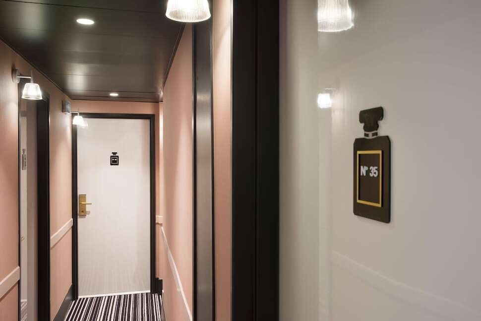 Ein Foto vom Innenbereich im Hotel Pastel Paris