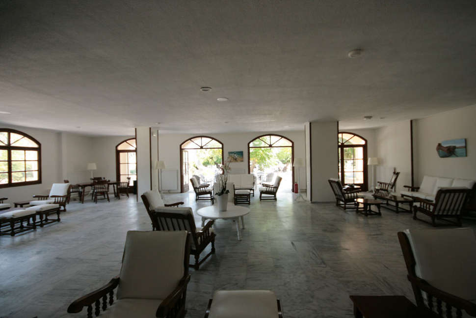 Een foto van het interieur van Theodorou Beach Hotel