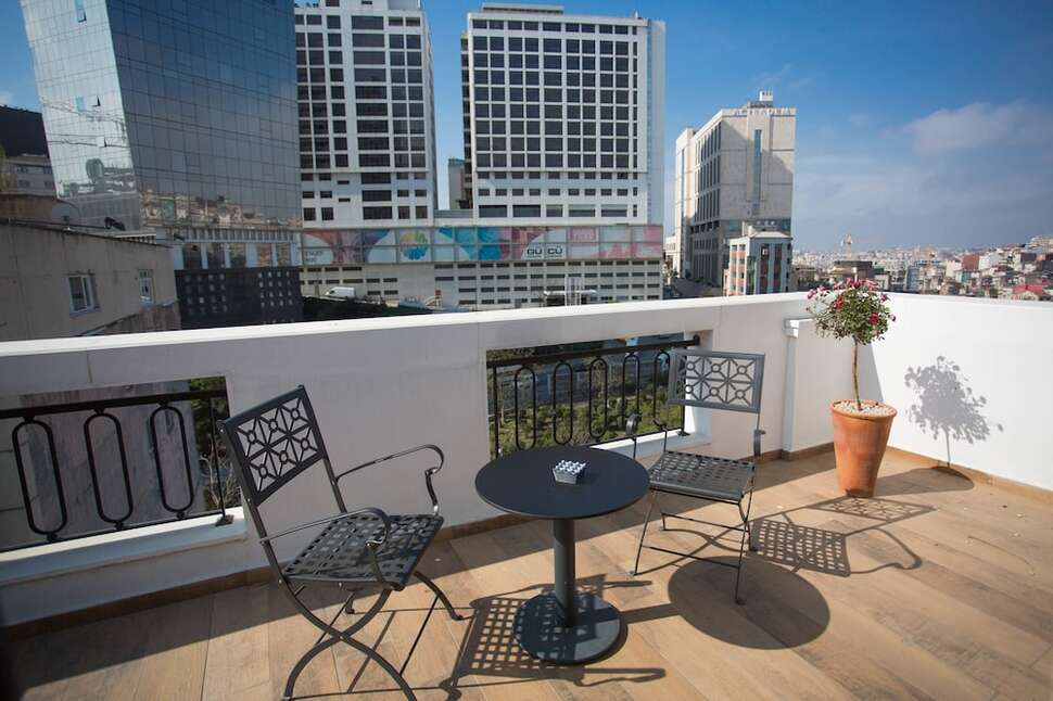 Een foto van The White Orient Hotel