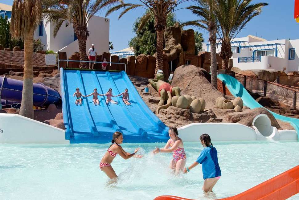 Een foto van het zwembad bij HL Aparthotel Paradise Island