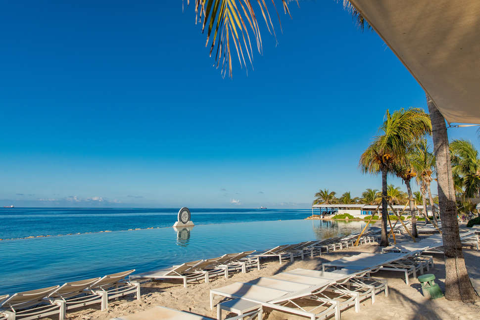 Een foto van het zwembad bij Papagayo Beach Hotel