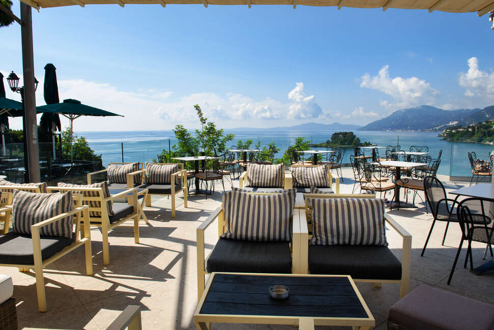 Ein Foto von der Terrasse im The Royal Grand Hotel