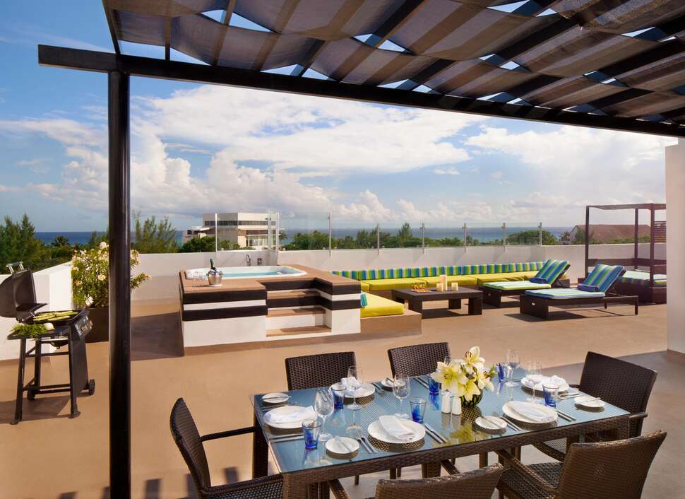 Een foto van het terras bij The Fives Beach Hotel & Residences