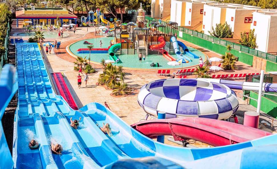 Een foto van het zwembad bij Sirenis Seaview Country Club