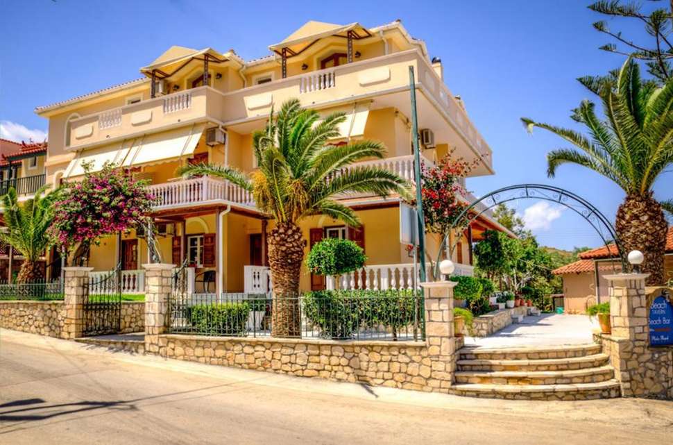 Een foto van de buitenkant van Plaka Beach Resort