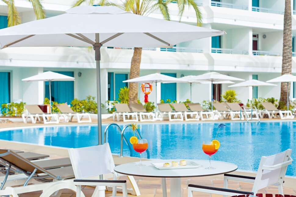 Een foto van het zwembad bij Hotel Akeah Broncemar