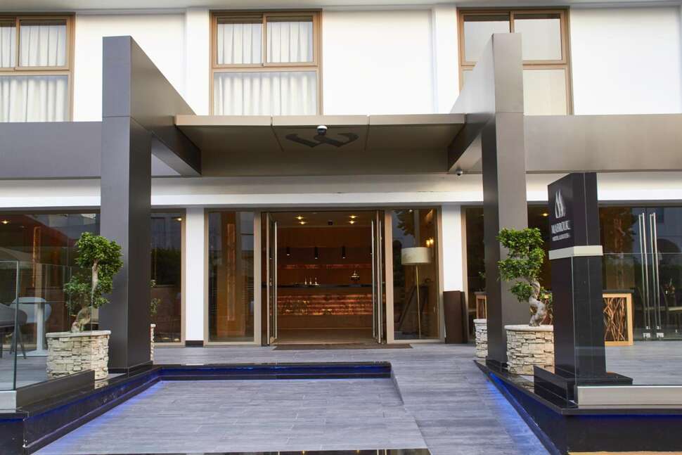 Een foto van de buitenkant van Mabrouk Hotel & Suites