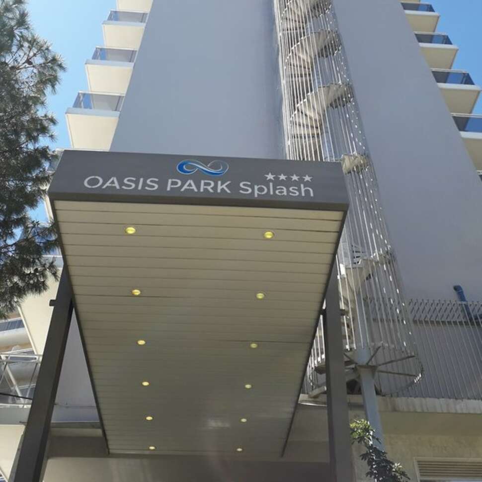 Ein Foto von der Außenansicht des Hotel Oasis Park Splash