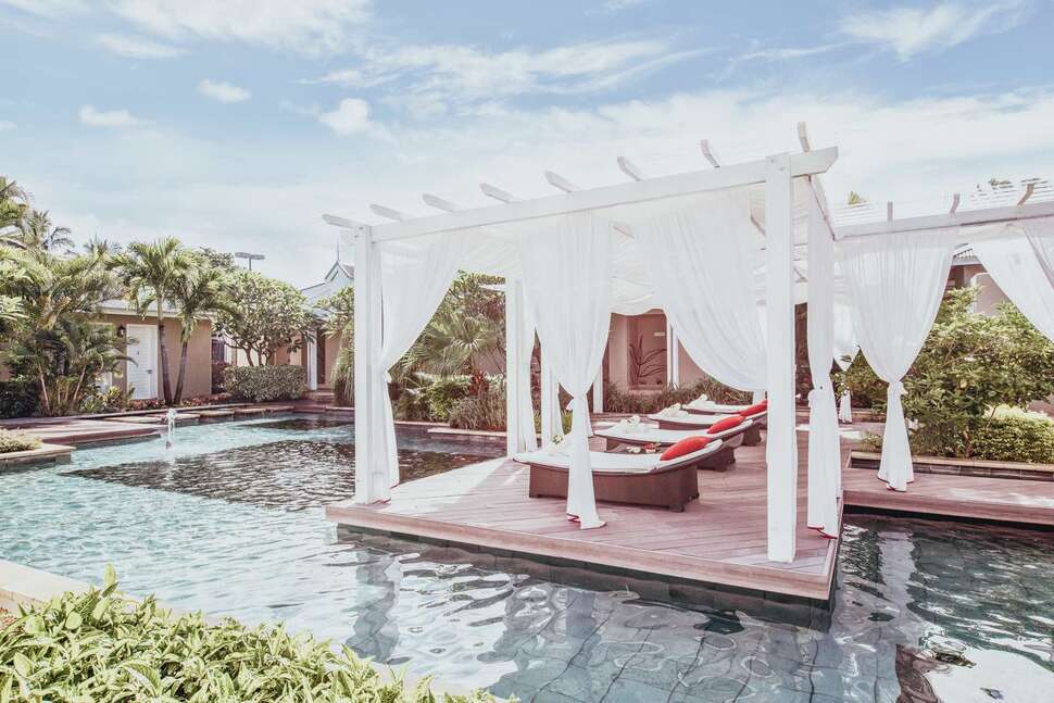 Een foto van het zwembad bij La Pirogue A Sun Resort