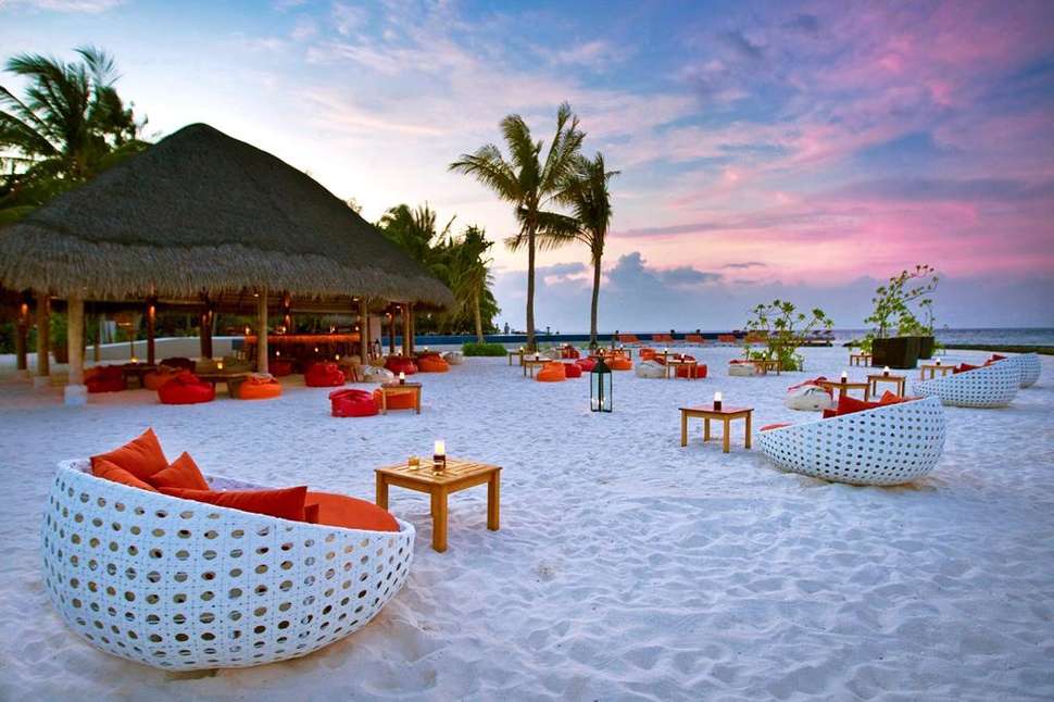 Een foto van het terras bij Kuramathi Island Resort