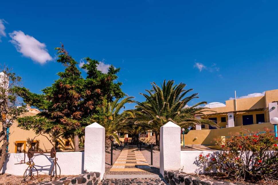 Een foto van de buitenkant van Caldera View Resort