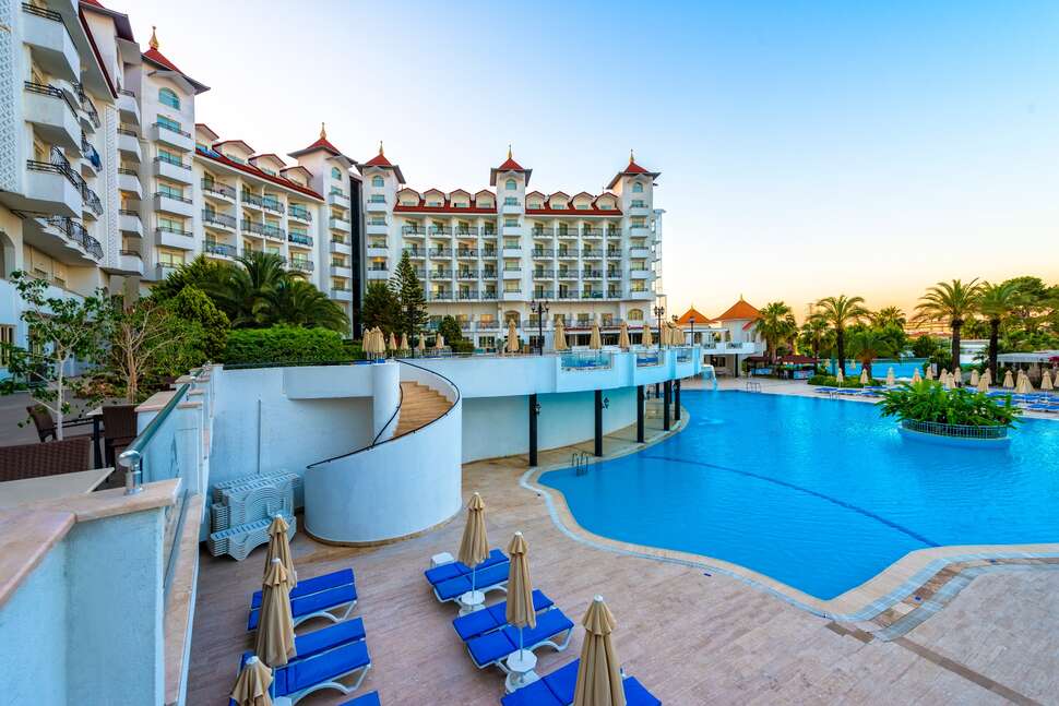 Ein Foto vom Pool im Serenis Hotel