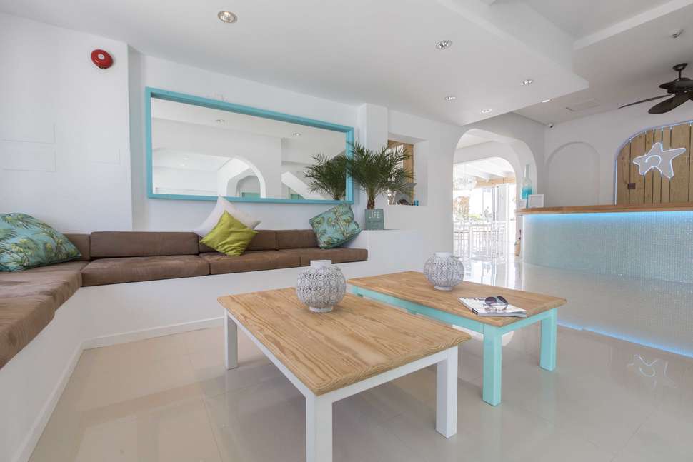 Een foto van het interieur van Endlss Beach & Disco Hotel Ibiza