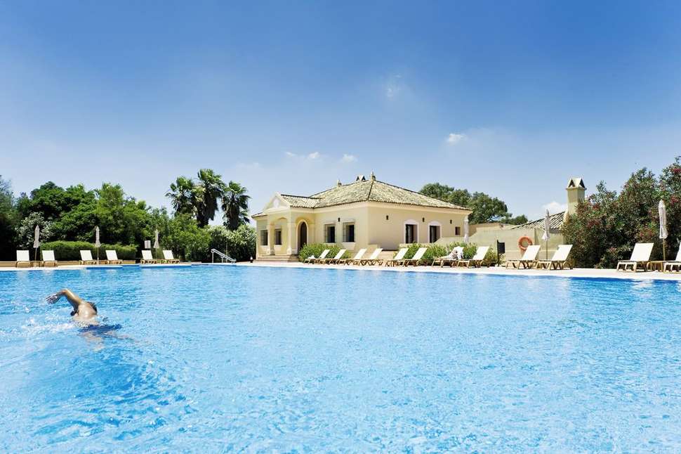 Ein Foto vom Pool im Barcelo Montecastillo Golf & Sports Hotel