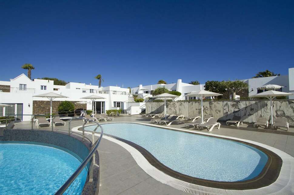 Een foto van het zwembad bij Nautilus Lanzarote