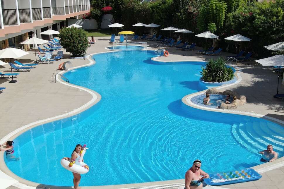 Een foto van het zwembad bij Avlida Hotel