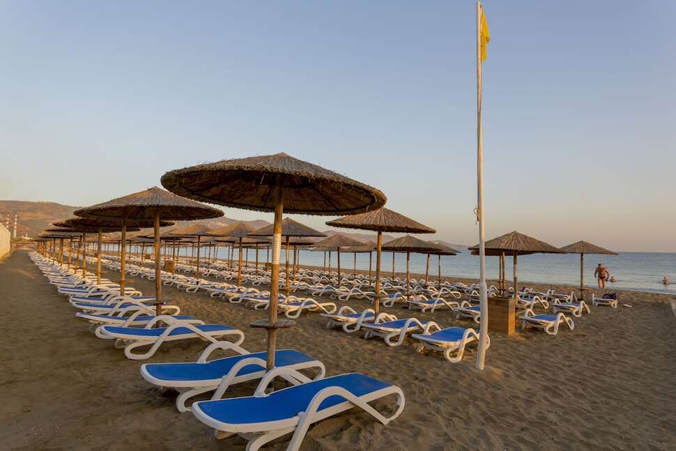 Een foto van het strand bij Dessole Dolphin Bay Resort