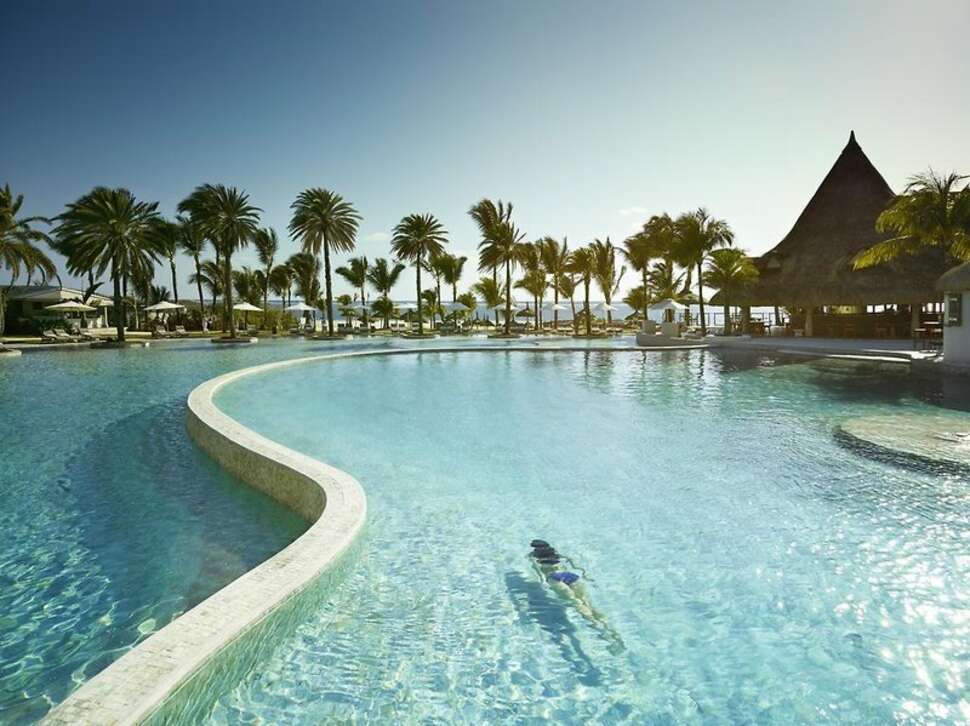 Een foto van het zwembad bij LUX Belle Mare