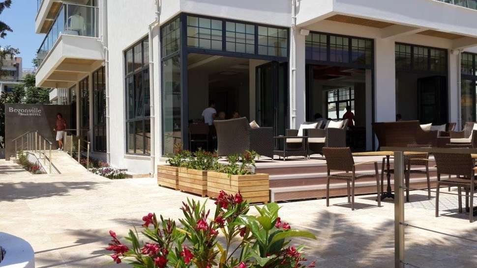 Een foto van de buitenkant van Begonville Beach Hotel